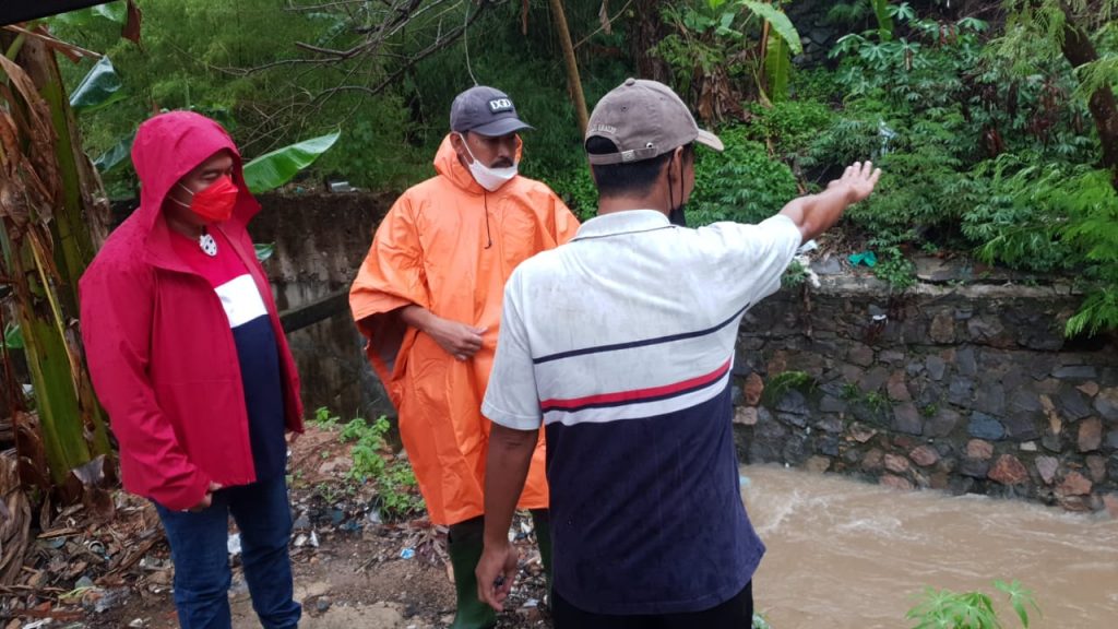 Hujan-hujanan, Widiastadi Nugroho Sidak Titik Banjir di Lokasi Ini 1