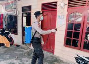 Polres Bersama BPBD Anambas Lakukan Penyemprotan Disinfektan Kerumah Warga