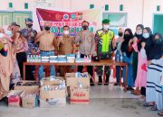 Cegah Covid-19, Pemdes Batubelah Serahkan Batuan Masker dan Handsanitizer Kerumah Warga