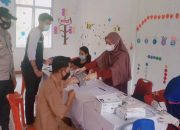 Polsek Siantan Bersama TNI dan Kades Kawal Vaksinasi