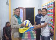 Peduli Sesama, Indra Gunawan Beri Bantuan Peralatan Olah Raga Pada Pemuda Teluk Kaut