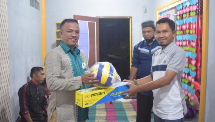 Peduli Sesama, Indra Gunawan Beri Bantuan Peralatan Olah Raga Pada Pemuda Teluk Kaut