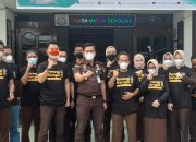 Peringati HAKORDIA 2021, Cabjari Tarempa Bagi Kaos dan Stiker Bertema Anti Korupsi