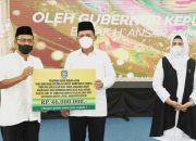 Gubernur Ansar Serahkan Bantuan Hibah untuk Rumah Ibadah dan Yayasan di Bintan