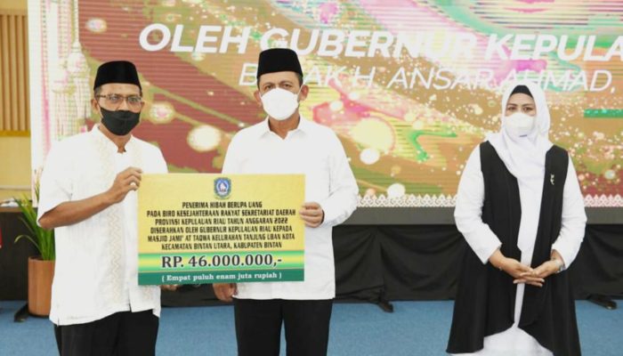 Gubernur Ansar Serahkan Bantuan Hibah untuk Rumah Ibadah dan Yayasan di Bintan