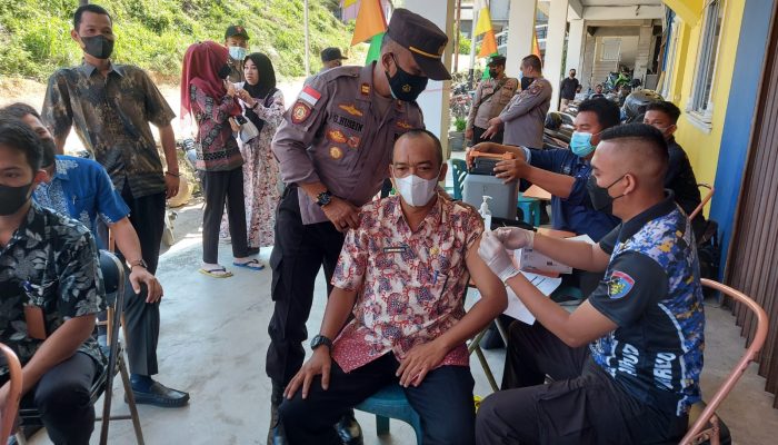 Polres Anambas Laksanakan Vaksinasi pada PNS dan PTT