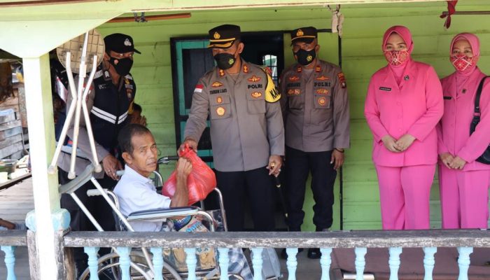 Kapolres Anambas Bersama Bayangkari Cabang Berikan Bantuan Sembako pada Warga Kurang Mampu