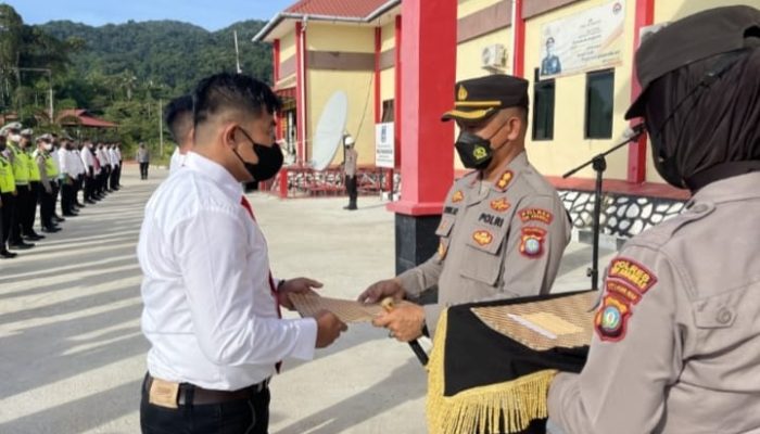 Berhasil Ungkap Kasus Korupsi, Kapolres Anambas Berikan Penghargaan kepada  Tim Tipidkor Satreskrim