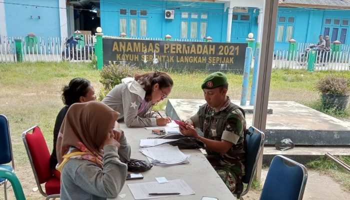 Koramil 02 Tarempa Bagikan BLT Minyak Goreng untuk PKL