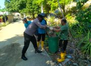 Jelang HUT Bhayangkara ke-76, Bhabinkamtibmas Polsek Palmatak Bantu Warga Gotong Royong