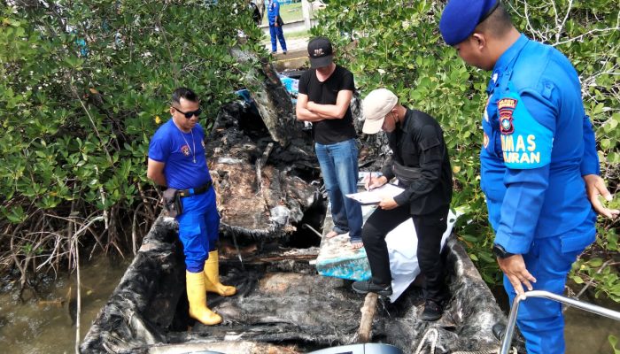 Tim Labfor Polda Kepri Turun Olah TKP Kebakaran Kapal Puskel Anambas