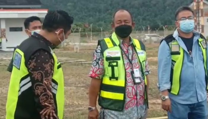 Kepala Otoritas Bandara wilayah II Medan Bersama Anggota Komisi V DPR RI Tinjau Bandar Udara Letung