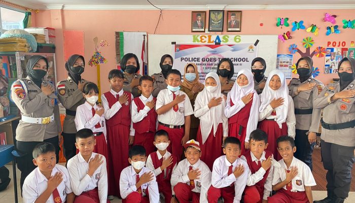 Jelang HUT RI, Polwan Polres Anambas Laksanakan Bakti Sosial dan Police Go To School