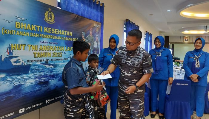 Sambut HUT AL ke-77, Lanal Tarempa Adakan Khitan Massal 