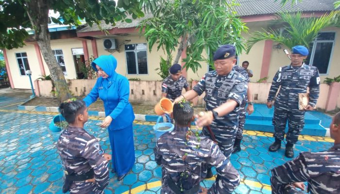 Pimpin Upacara Tradisi Penerima Bintara dan Tamtama, Ini Pesan Danlanal Tarempa