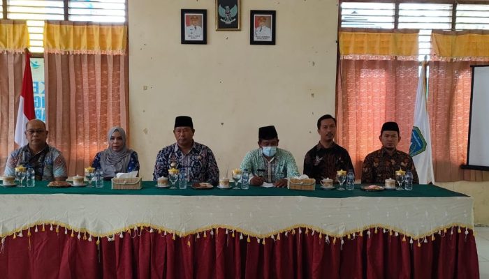 Bupati Anambas Serahkan KTP Elektronik dan Kartu BPJS untuk Masyarakat Ladan