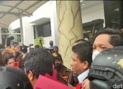 Keluar dari Gedung Kejagung, Ferdy Sambo Kenakan Rompi Tahanan Merah