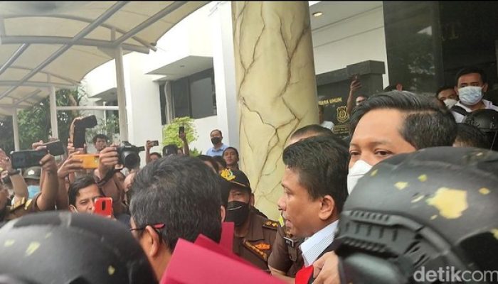 Keluar dari Gedung Kejagung, Ferdy Sambo Kenakan Rompi Tahanan Merah