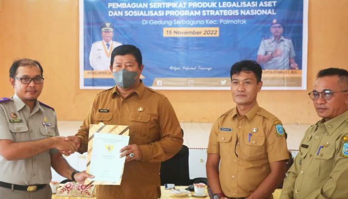 Serahkan Sertifikat, Bupati Anambas : Terimakasih BPN