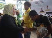 Marlin Serahkan Sembako untuk Petugas Kebersihan