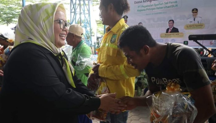 Marlin Serahkan Sembako untuk Petugas Kebersihan