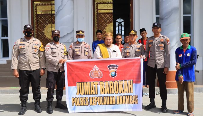 Program Jumat Berkah, Kapolres Anambas Beri Sembako dan Nasi Kotak