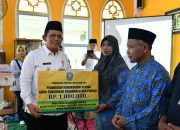 Gubernur Kepri Kembali Serahkan Honorarium Mubaligh di Kecamatan Belakang Padang