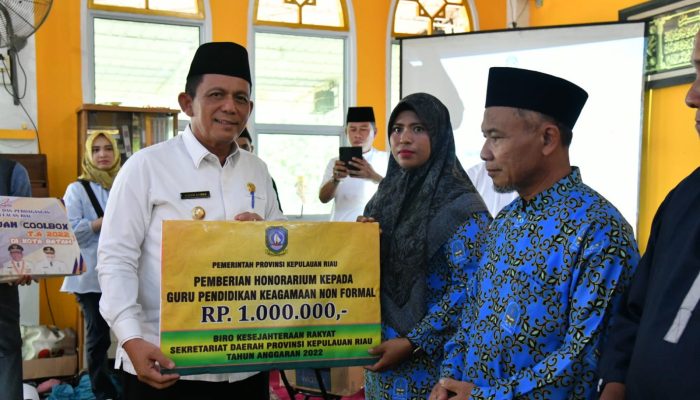 Gubernur Kepri Kembali Serahkan Honorarium Mubaligh di Kecamatan Belakang Padang