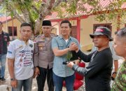 Pindah Tugas, Jurnalis Anambas Serahkan Plakat Kenang-Kenangan Pada Roy Huffington Harahap 