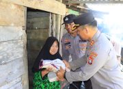 Peduli Sesama, Kapolres Anambas Bagikan Puluhan Sembako Kepada Warga