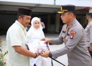 Ramadhan ke 13, Kapolres Anambas Bagikan Bansos ke Pengurus Masjid 