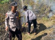 Kebun Warga Terbakar, Polsek Palmatak Turut Bantu Padamkan Api
