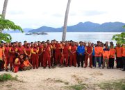 Polres Anambas Laksanakan Bersih- Bersih Sampah di Pantai 