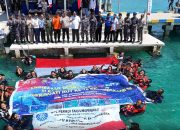 Dari Wilayah Perbatasan, Lanal Tarempa Kibarkan Bendera Merah Putih Dibawah Laut