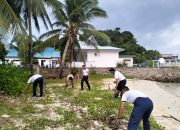 Danposal Jemaja dan Masyarakat Bersihkan Sampah di Pantai Bahala