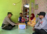 Cegah Stunting, Kapolsek Siantan Berikan Bansos Ke Masyarakat