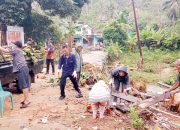 Kades Tarempa Selatan Memimpin Gotong Royong Bersihkan Sampah Pasca Banjir