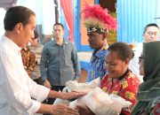 Presiden Jokowi Salurkan Bantuan Pangan CBP di Biak Numfor