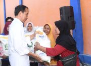 Presiden Jokowi Serahkan Bantuan Pangan bagi Masyarakat di Bandar Lampung