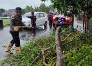 Cuaca Ekstrem dan Angin Kencang, Kapolres Natuna Terjunkan Personil untuk Patroli dan Bantu Masyarakat