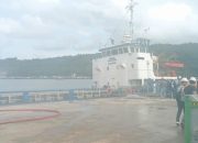 Kebakaran Kapal Besi di Jetty Medco E&P Natuna Matak Base