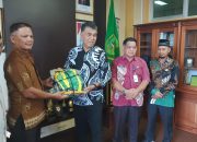 Pemkab Natuna Serahkan Bantuan Toga Wisuda Santri TPQ