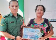 Anggota Koramil 02 Tarempa Turut Serta Salurkan BLT DD