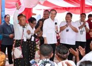 Presiden Jokowi Cek Stok Beras dan Bagikan Bantuan Pangan CBP di Kabupaten Nagekeo