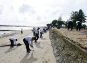 Bersih-Bersih Pantai, Lanal Ranai Peringati HUT Kowal dan Sambut Hari Dharma Samudera Tahun 2024