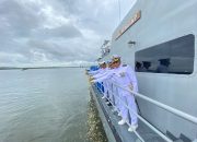 Sambut Hari Dharma Samudera, Lanal Ranai Gelar Upacara Tabur Bunga di Laut