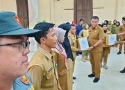 Jelang Pemilu dan Pilkada 2024, Bupati Natuna Serahkan Seragam Satlinmas