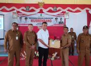 Serahkan kartu BPJS Ketenagakerjaan kepada Nelayan, Bupati Ingin Masyarakat Terjamin 