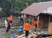 Polsek Palmatak Gotong Royong Bersihkan Puing-puing Korban Rumah Roboh
