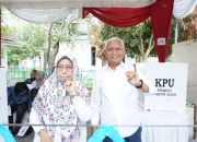 Wabup Asahan dan Keluarga Gunakan Hak Pilihnya di TPS 05 Kelurahan Selawan